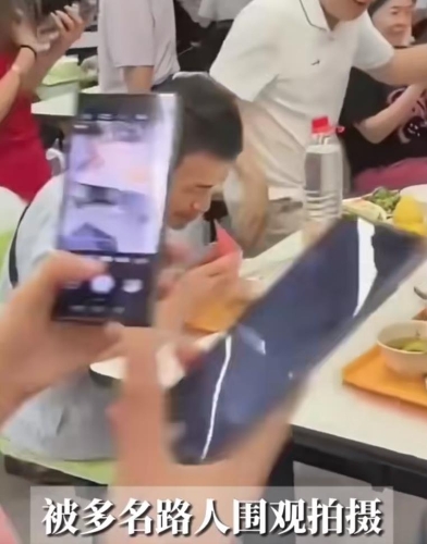 韦东奕用餐遭近距离拍摄。 微博